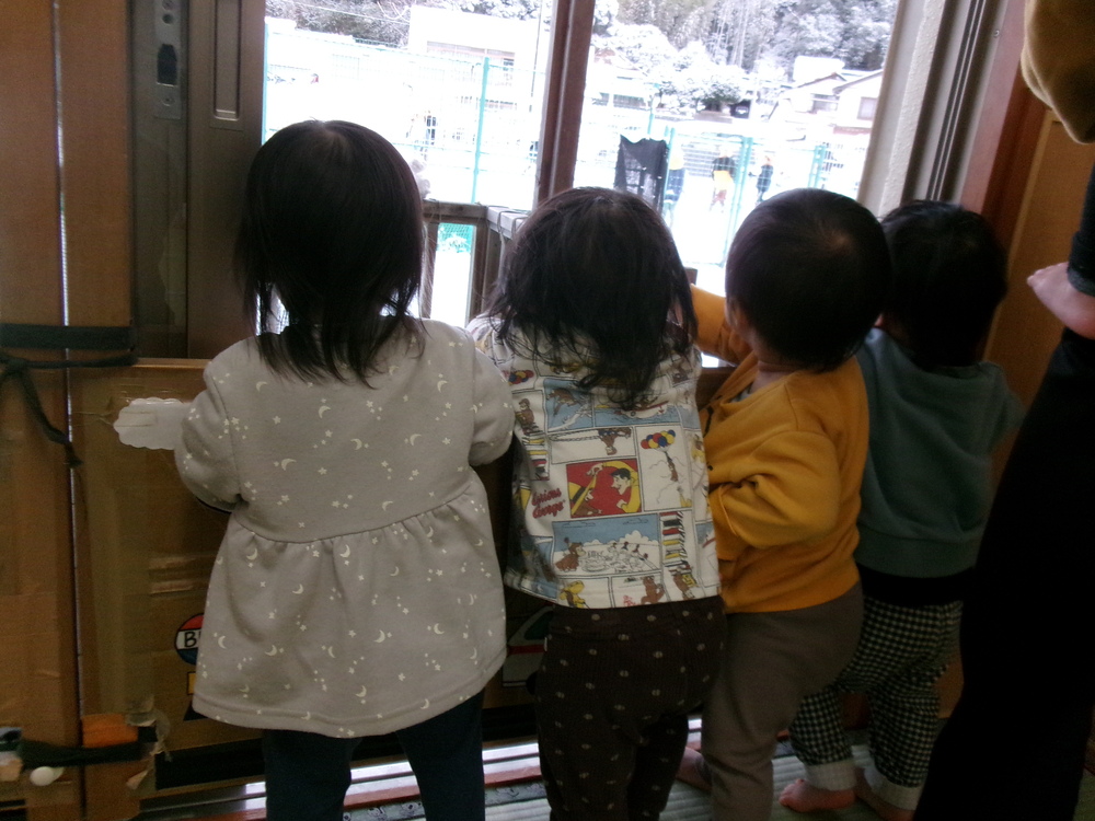 外を見る子ども