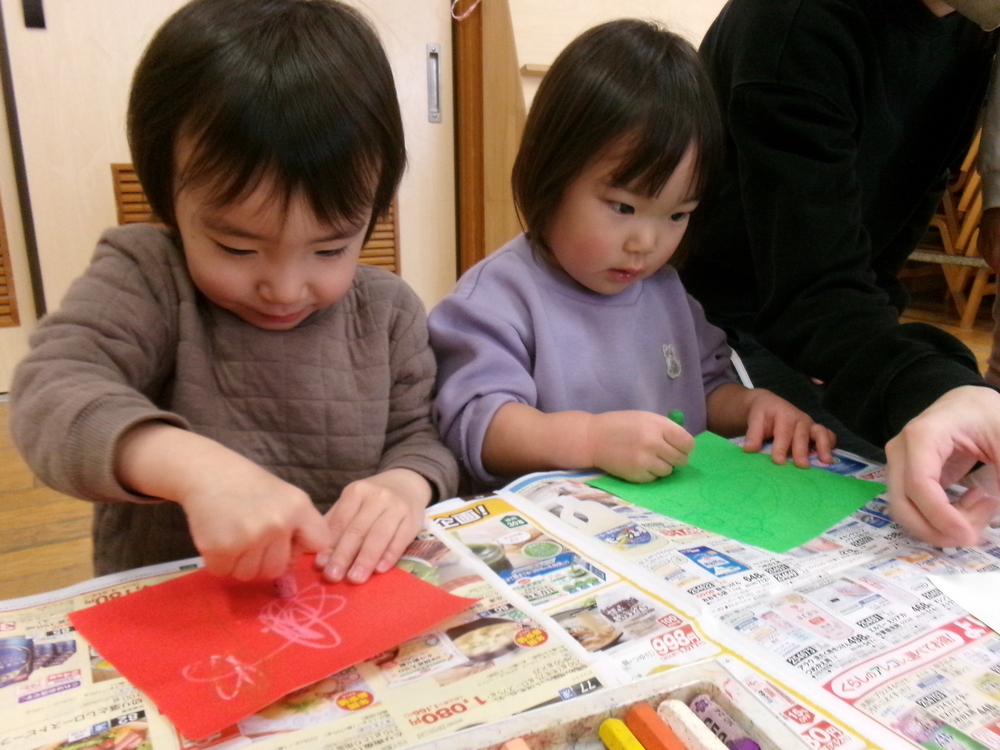 アイス製作を楽しむ子ども (1)