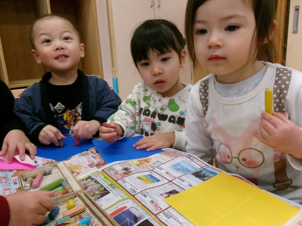 アイス製作を楽しむ子ども (2)