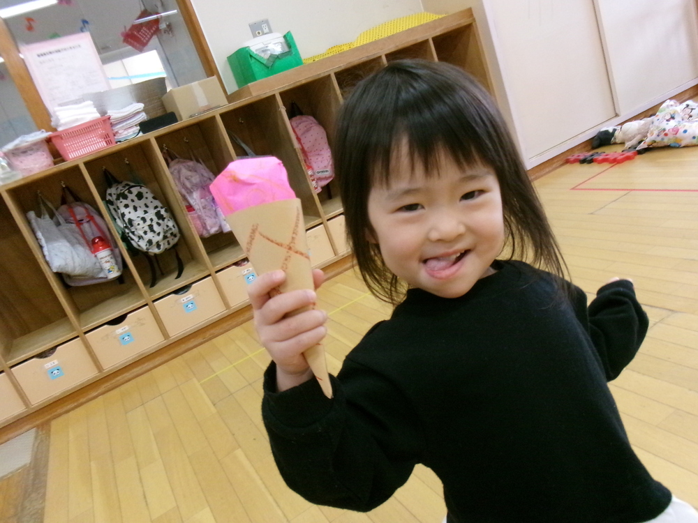アイス製作を楽しむ子ども (3)