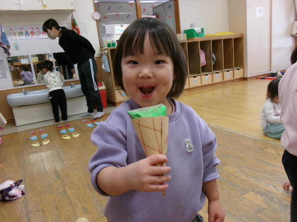 アイス製作を楽しむ子ども (5)