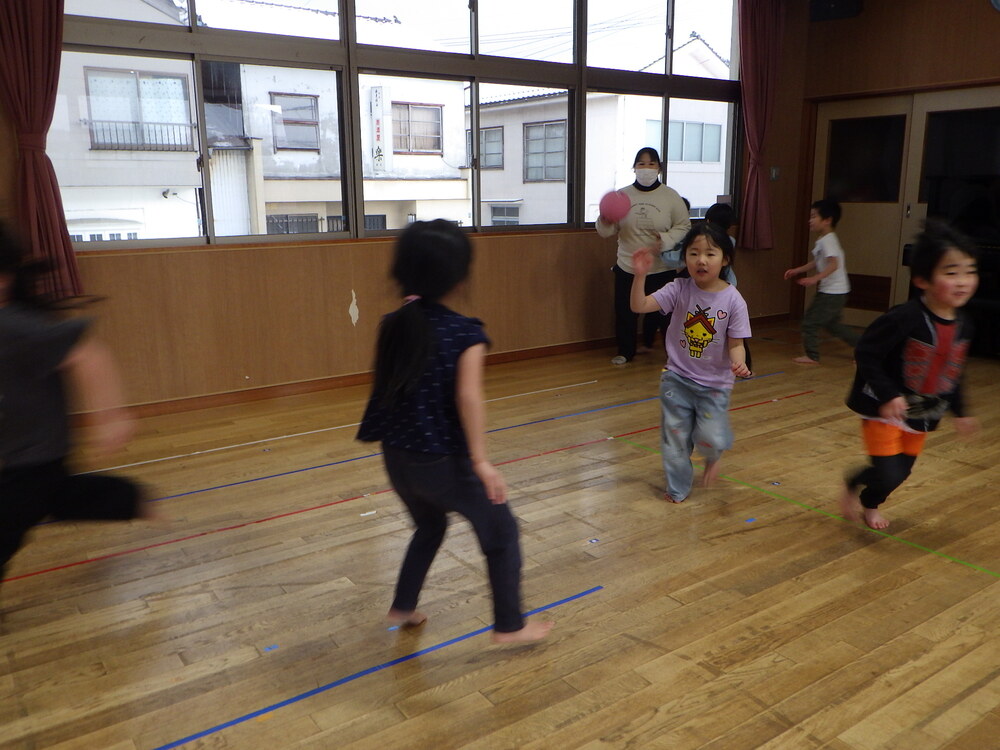 ボール鬼ごっこ