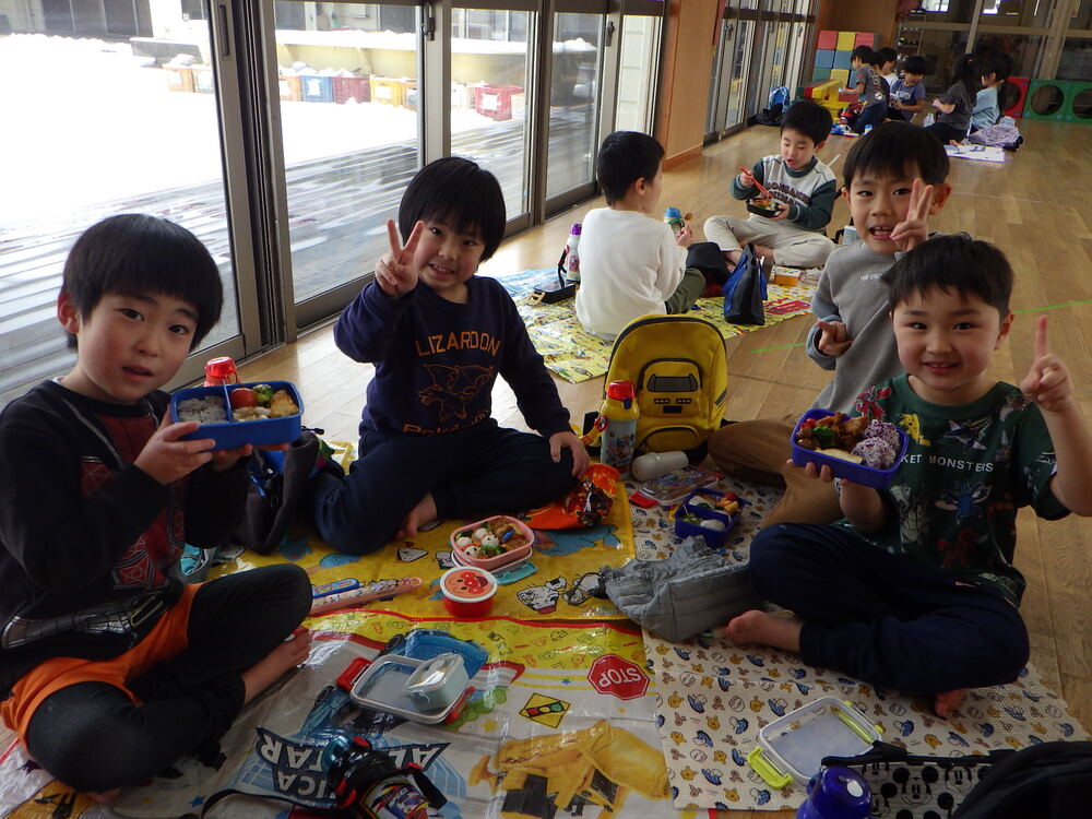 お弁当を食べている