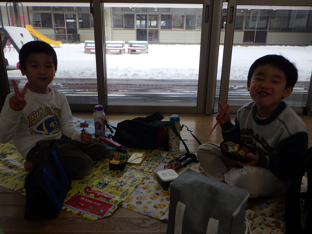 お弁当を食べている