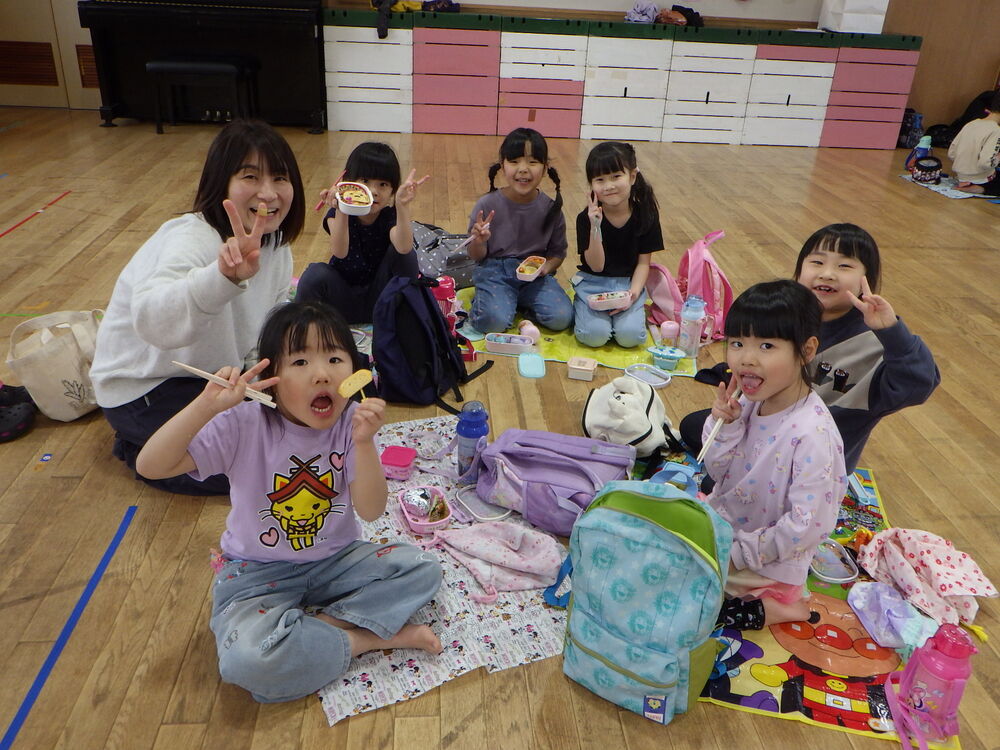 お弁当を食べている