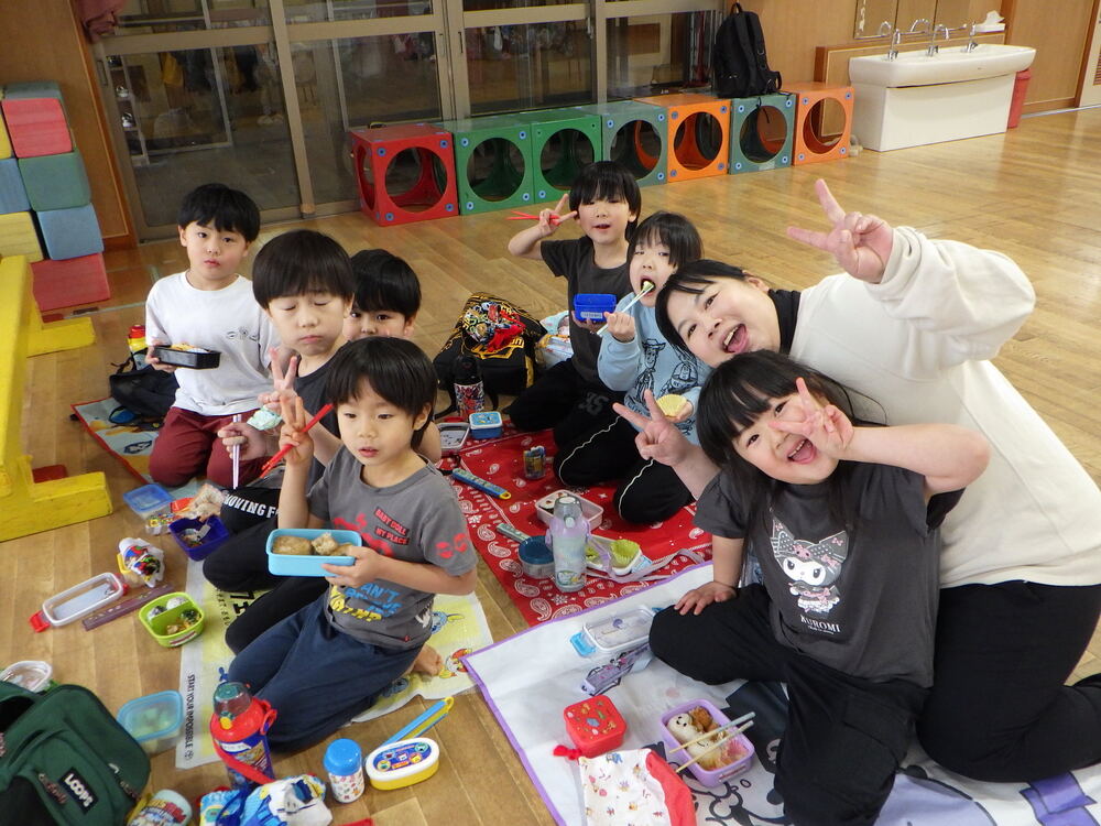 お弁当を食べている