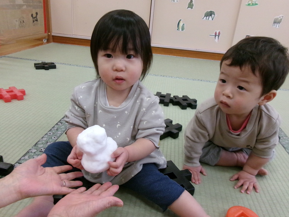 雪を触る
