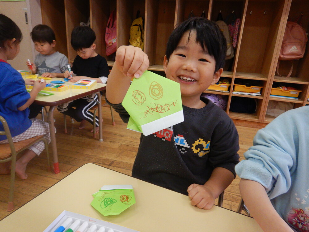 模様を描く子ども