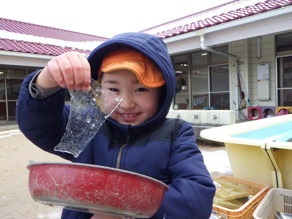 氷を持っている