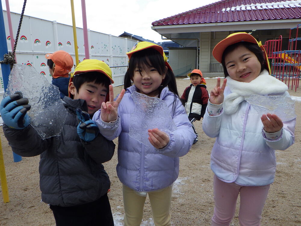 氷を持っている