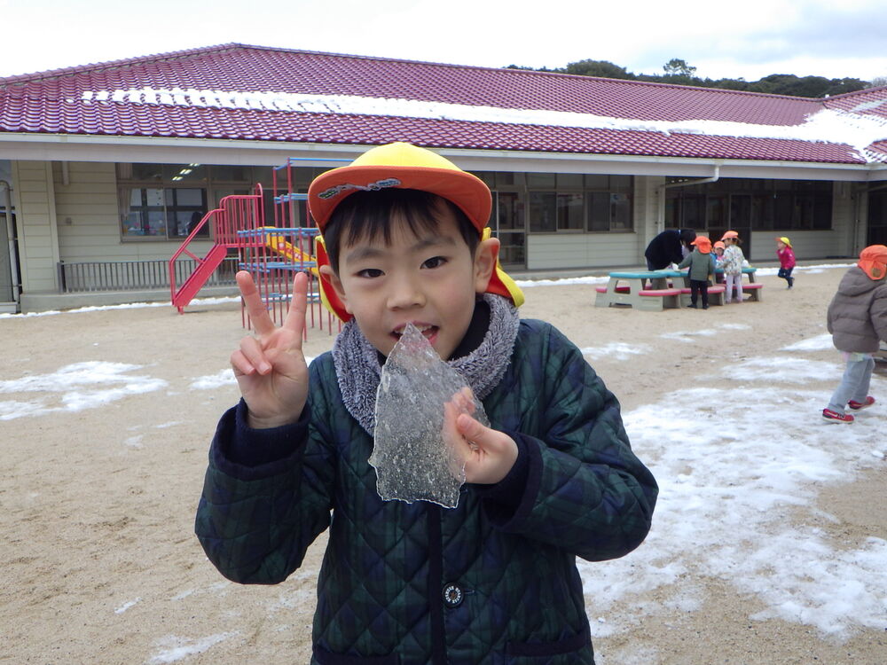 氷を持っている