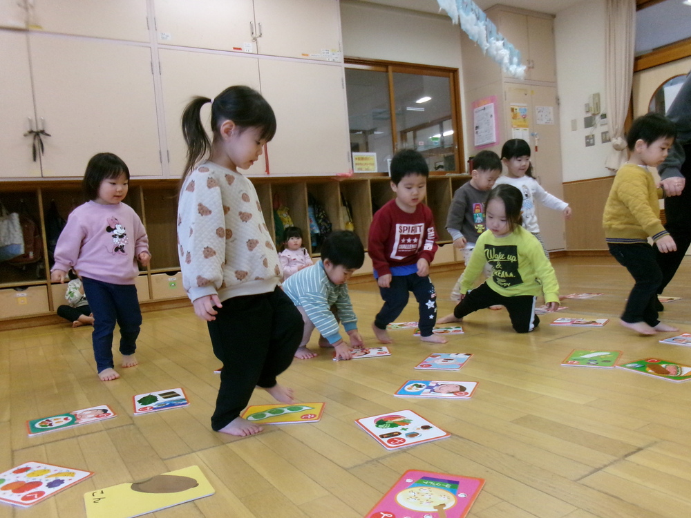 カルタをしている様子 (3)