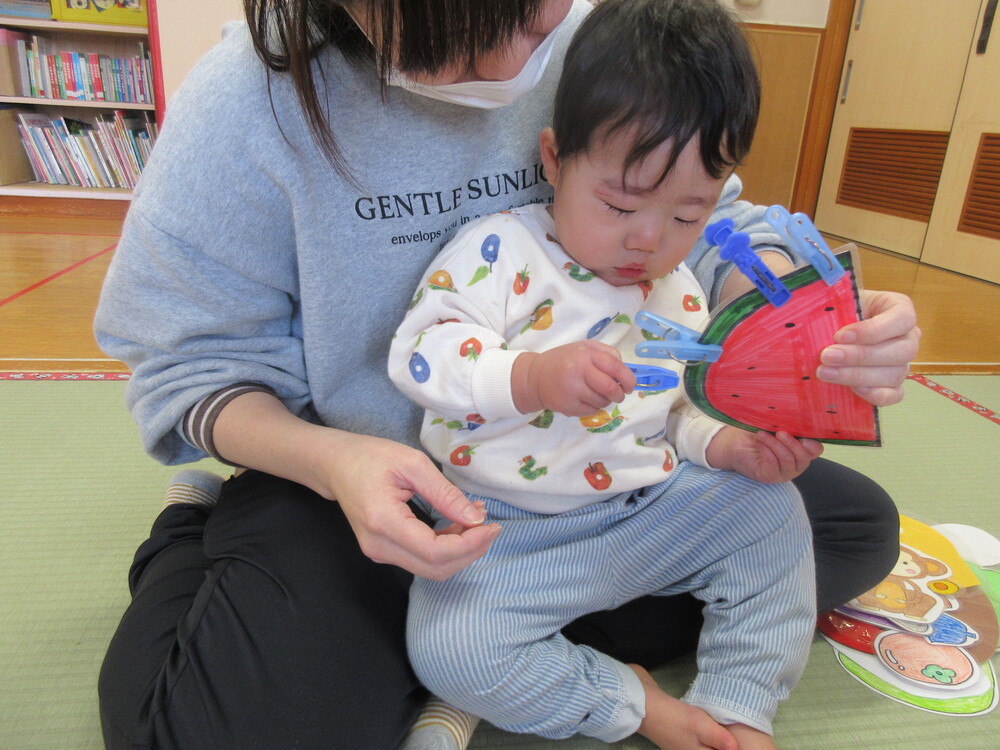 洗濯ばさみで遊んでいる