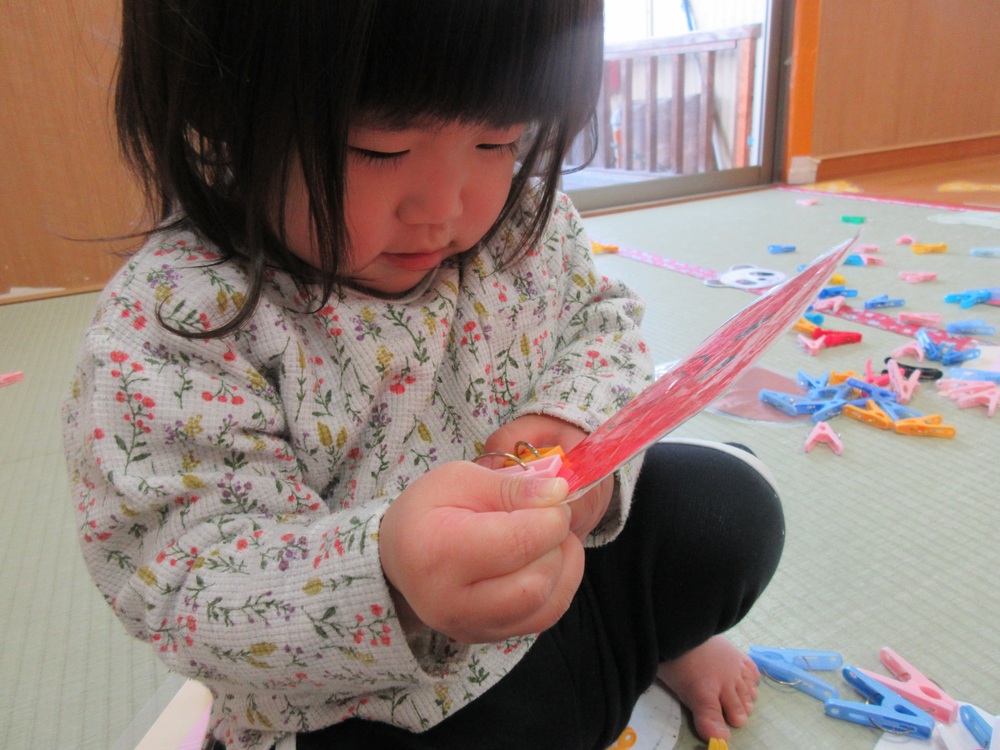 洗濯ばさみで遊んでいる