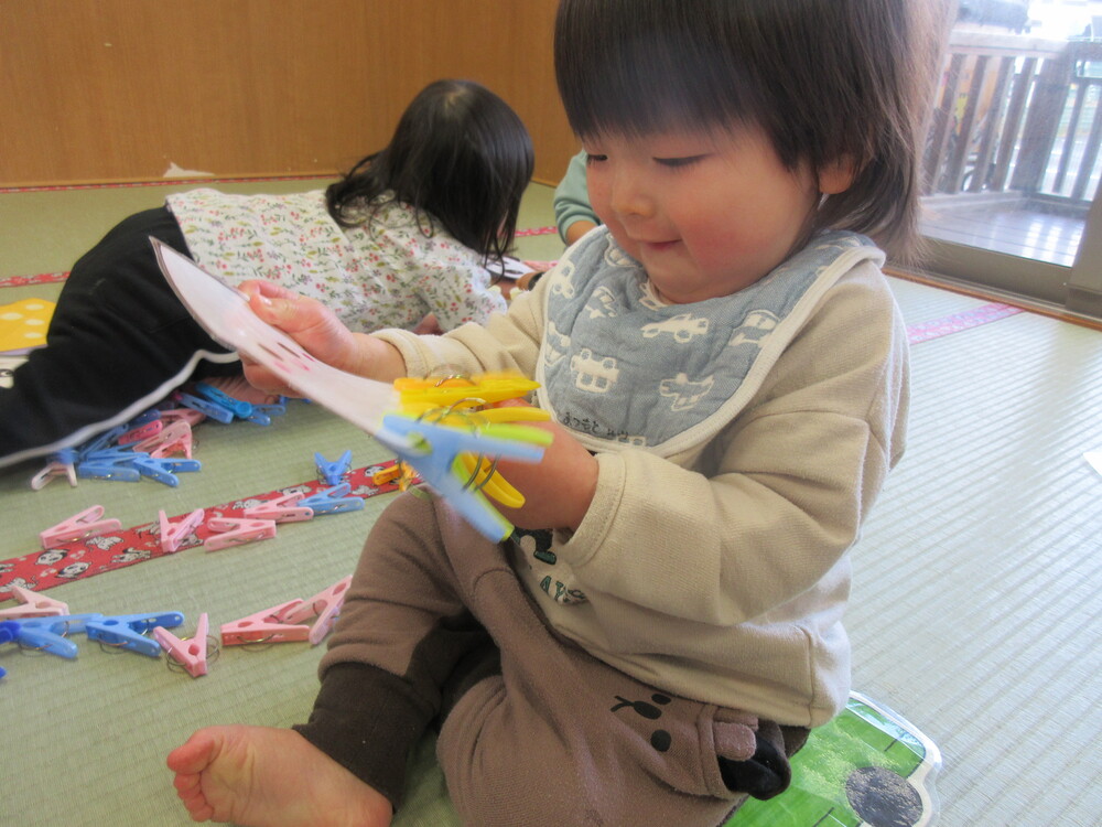 洗濯ばさみで遊んでいる