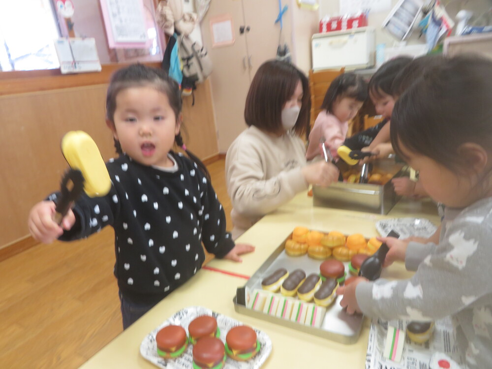 パン屋さんごっこをする様子 (3)