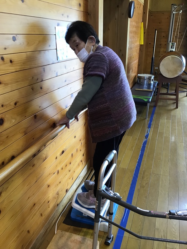 足のストレッチ中