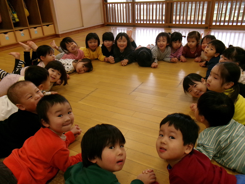 大根抜きをする子ども