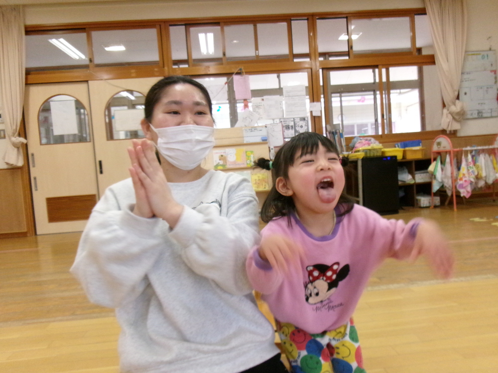イス取りゲームをする子ども (3)