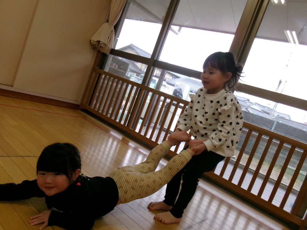 大根抜きをする子ども (2)