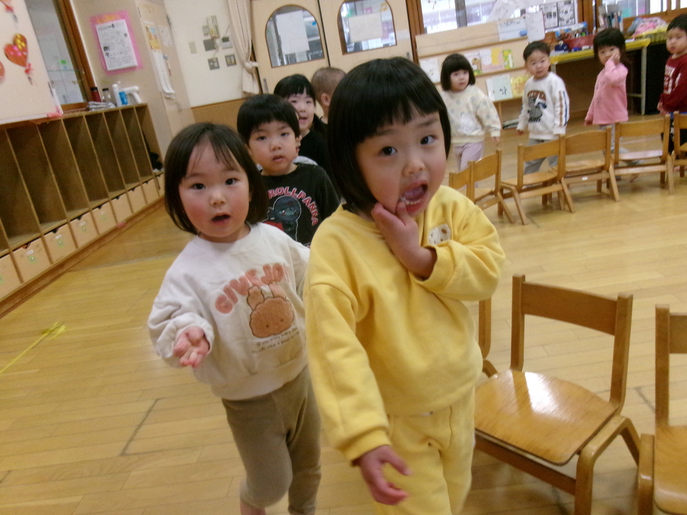イス取りゲームをする子ども