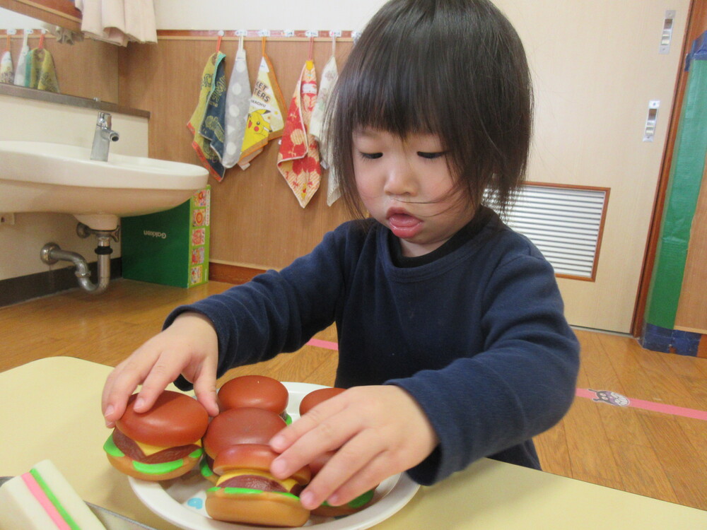 パン屋さんごっこをしている