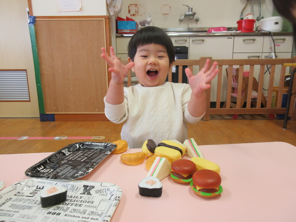 パン屋さんごっこをしている