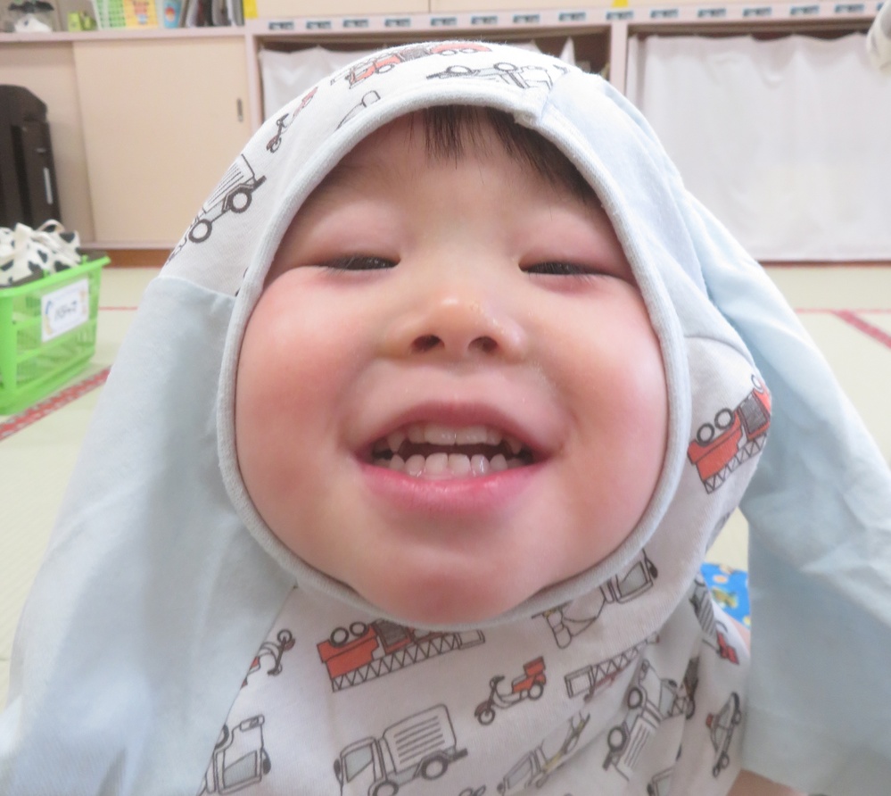 パジャマに着替える様子 (3)