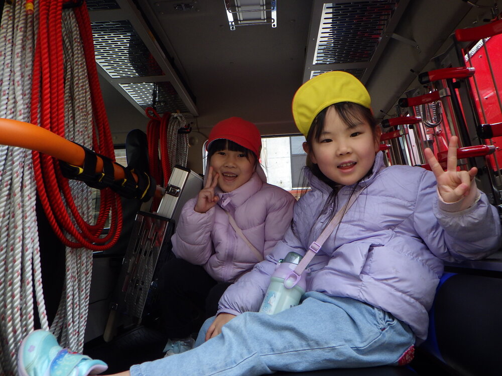 消防車に乗ってる