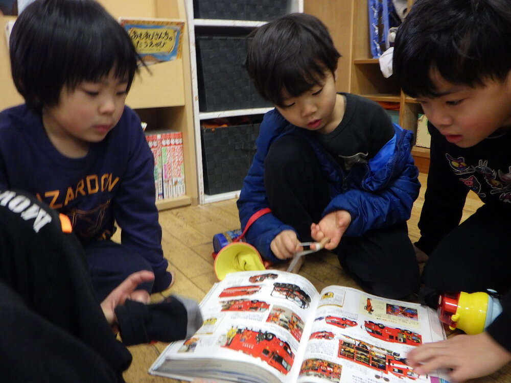 消防車を図鑑で調べている