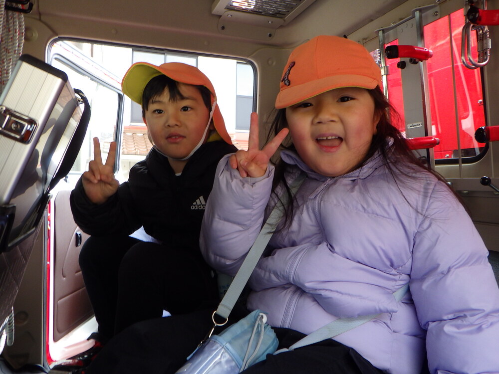 消防車に乗っている