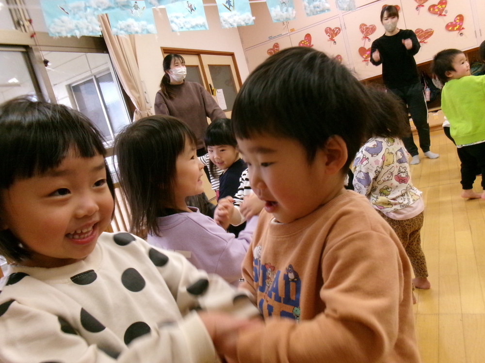 触れ合い遊びを楽しむ子ども (1)
