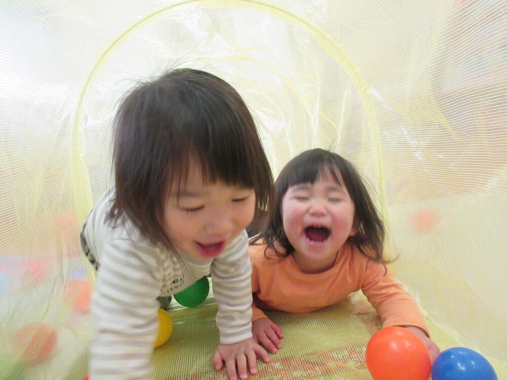 トンネル遊びの様子