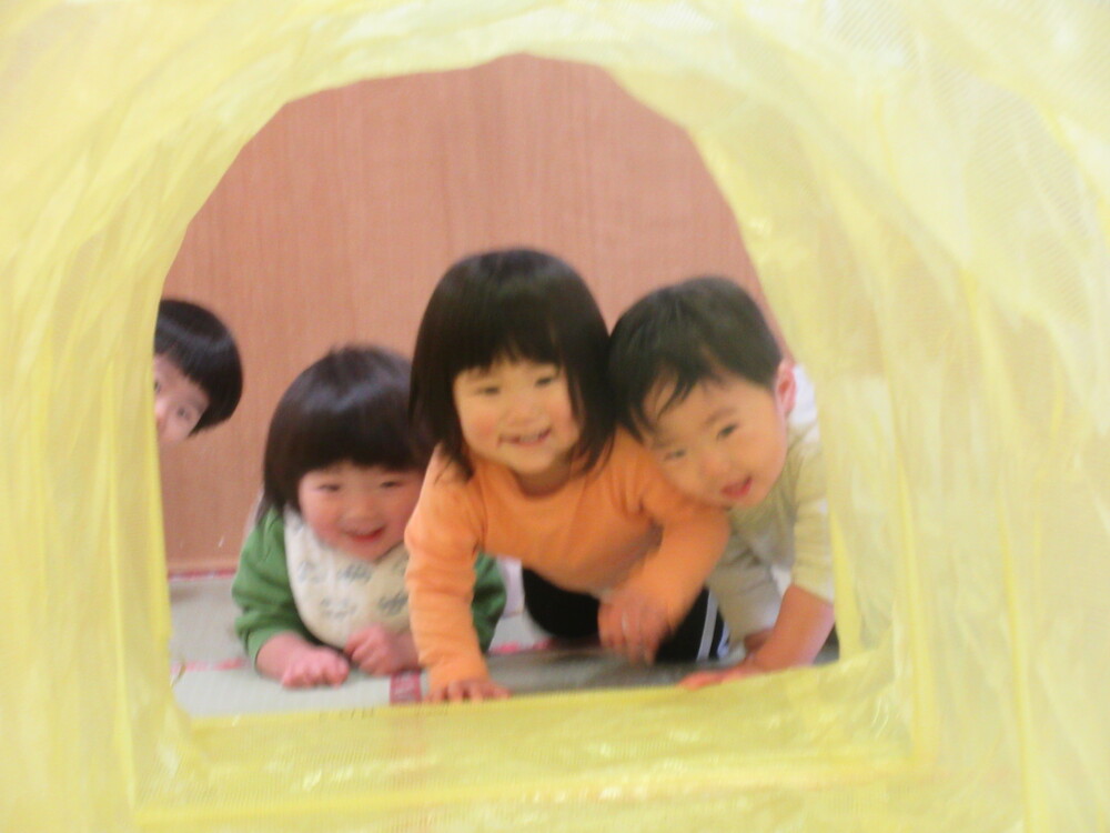 トンネル遊びの様子