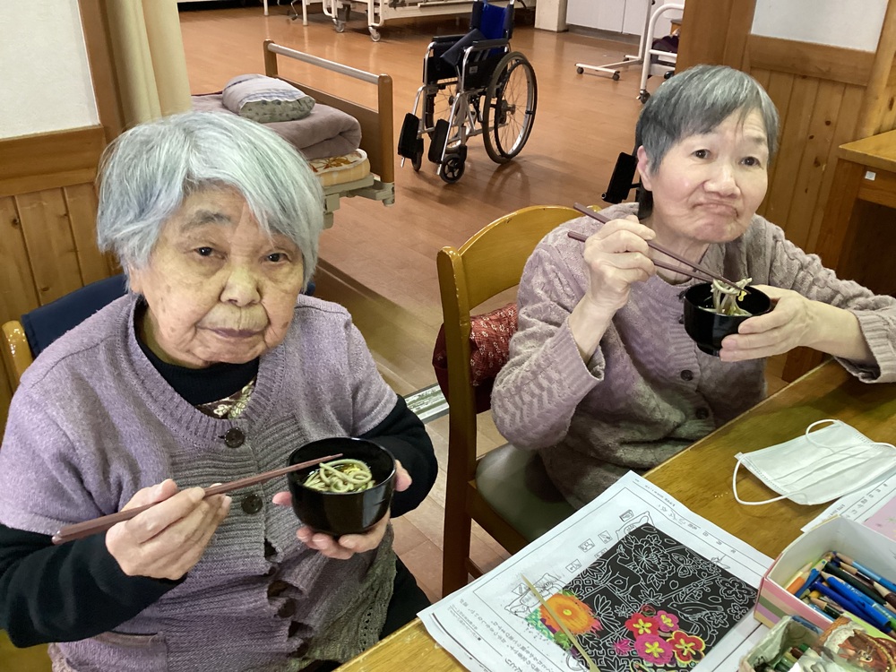 蕎麦を食べています