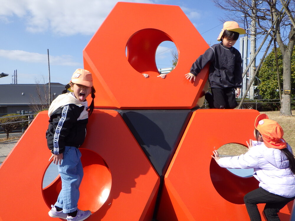 公園で遊ぶ様子