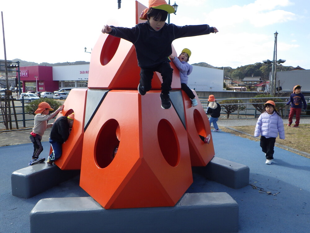 公園で遊ぶ様子