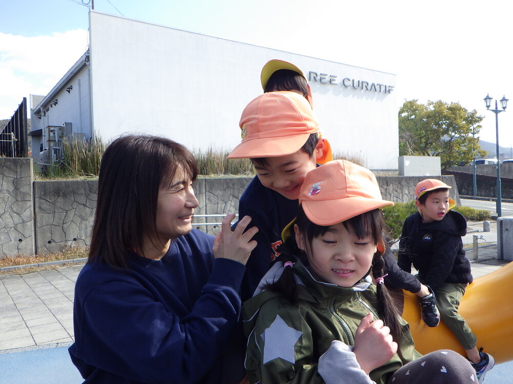 公園で遊ぶ様子