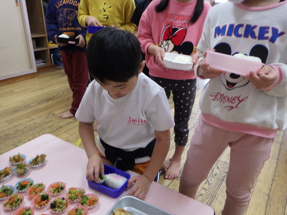 お弁当ごっこの様子