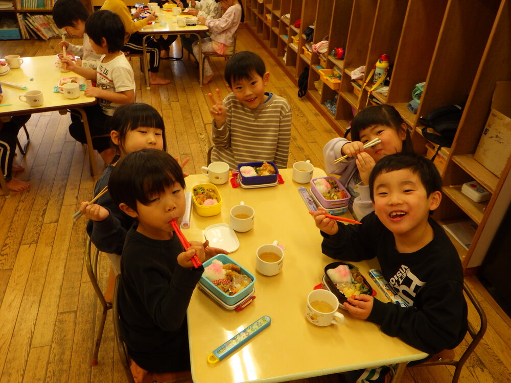 お弁当ごっこの様子