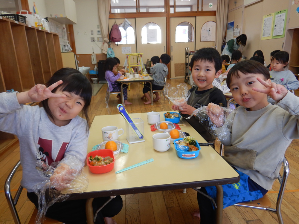 お弁当ごっこの様子 (2)