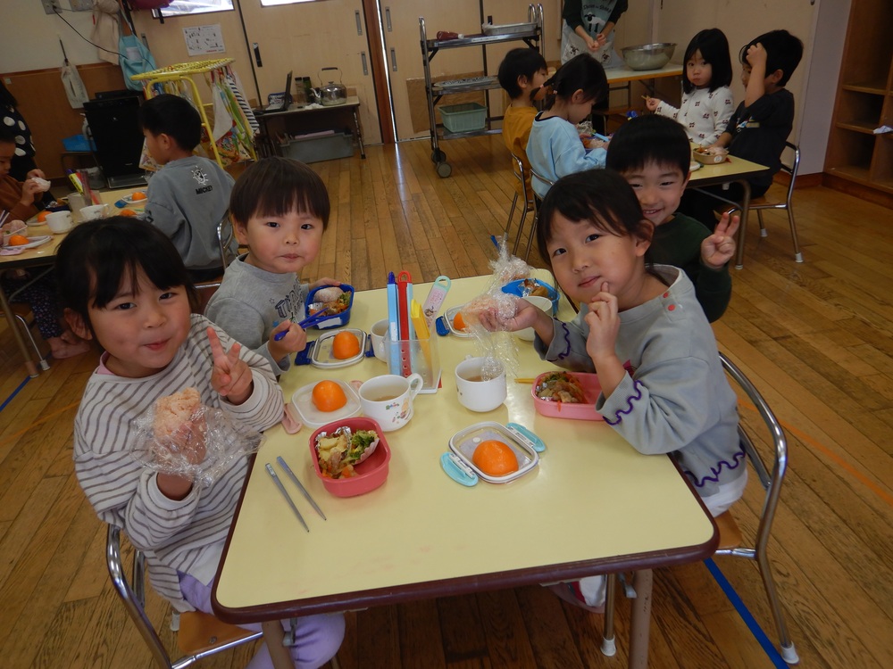 お弁当ごっこの様子 (3)