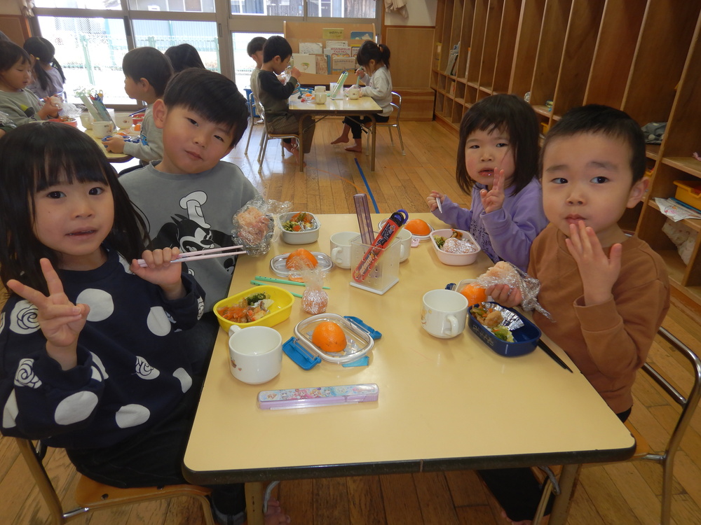 お弁当ごっこの様子 (4)