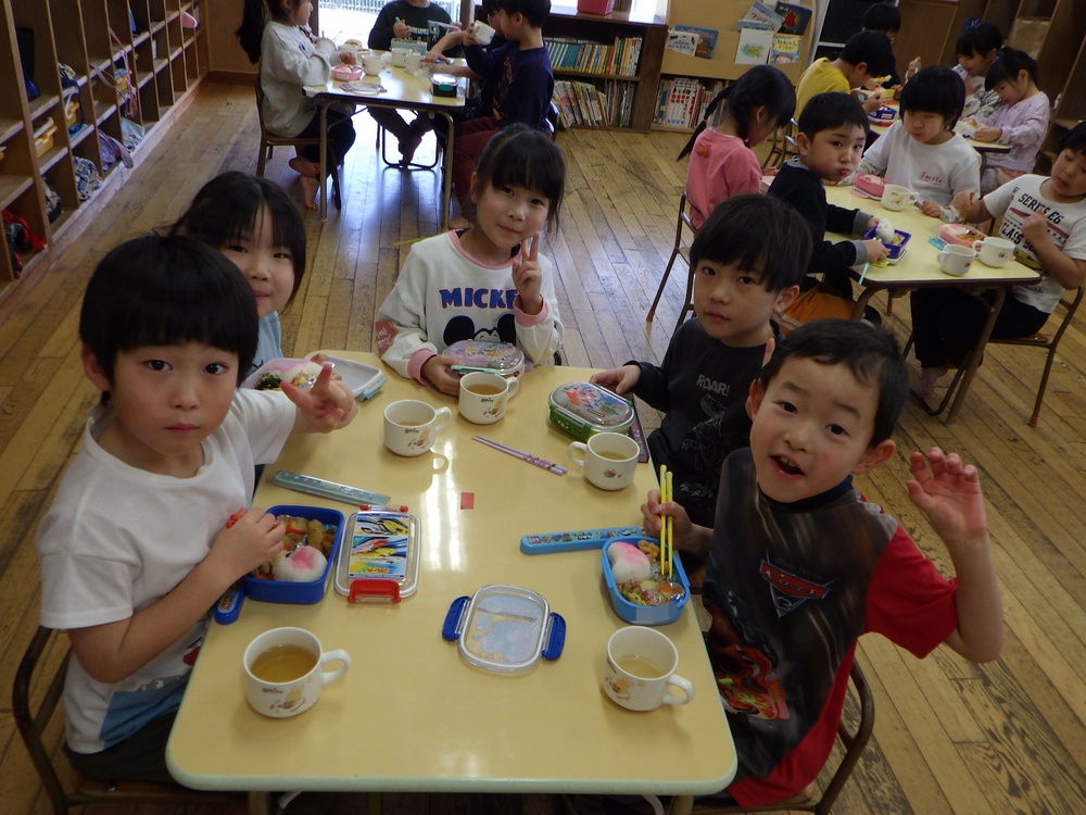 お弁当ごっこの様子