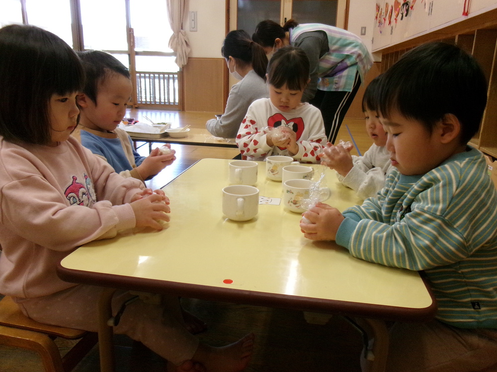 お弁当ごっこの様子 (2)