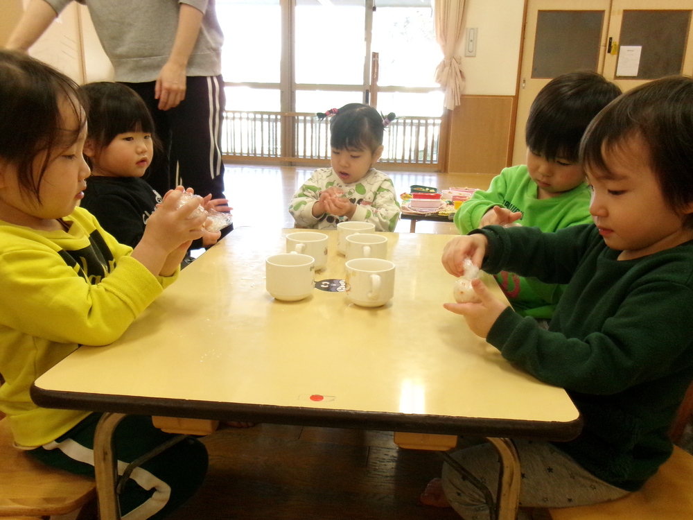 お弁当ごっこの様子 (3)