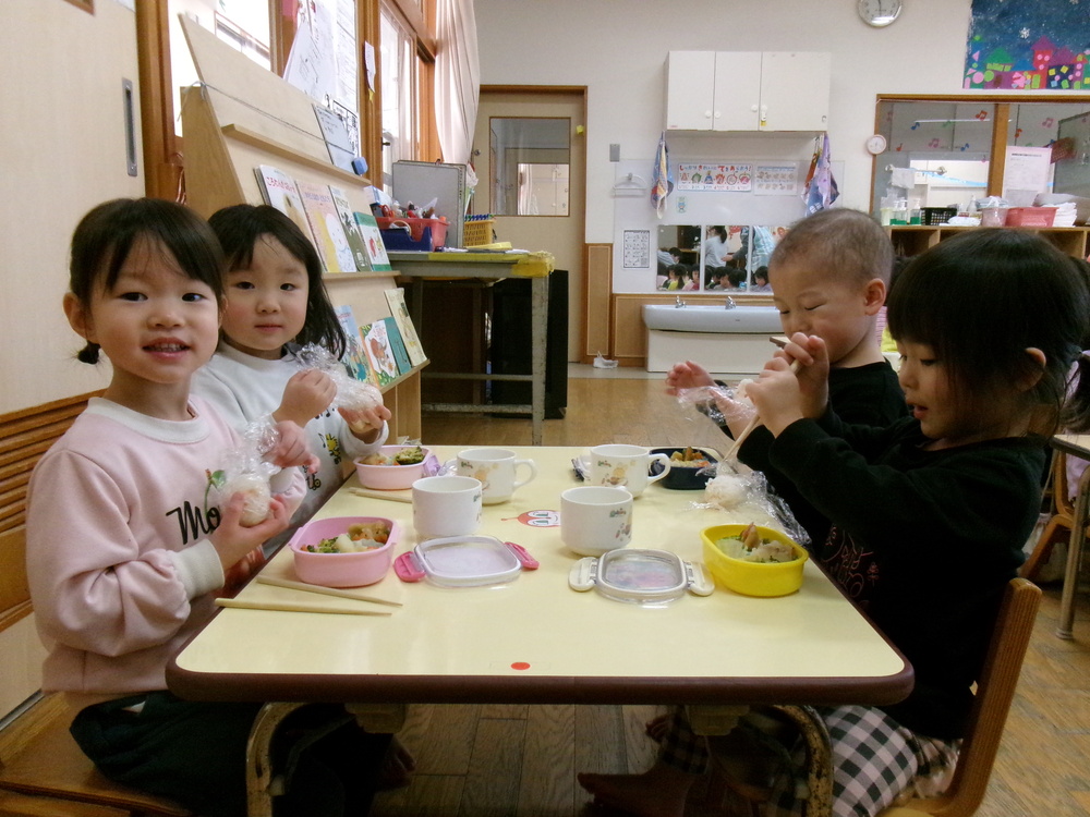 お弁当ごっこの様子 (4)