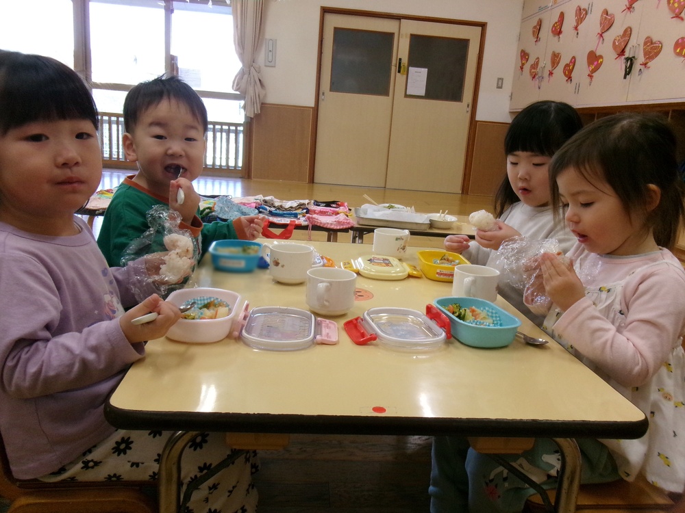 お弁当ごっこの様子 (1)