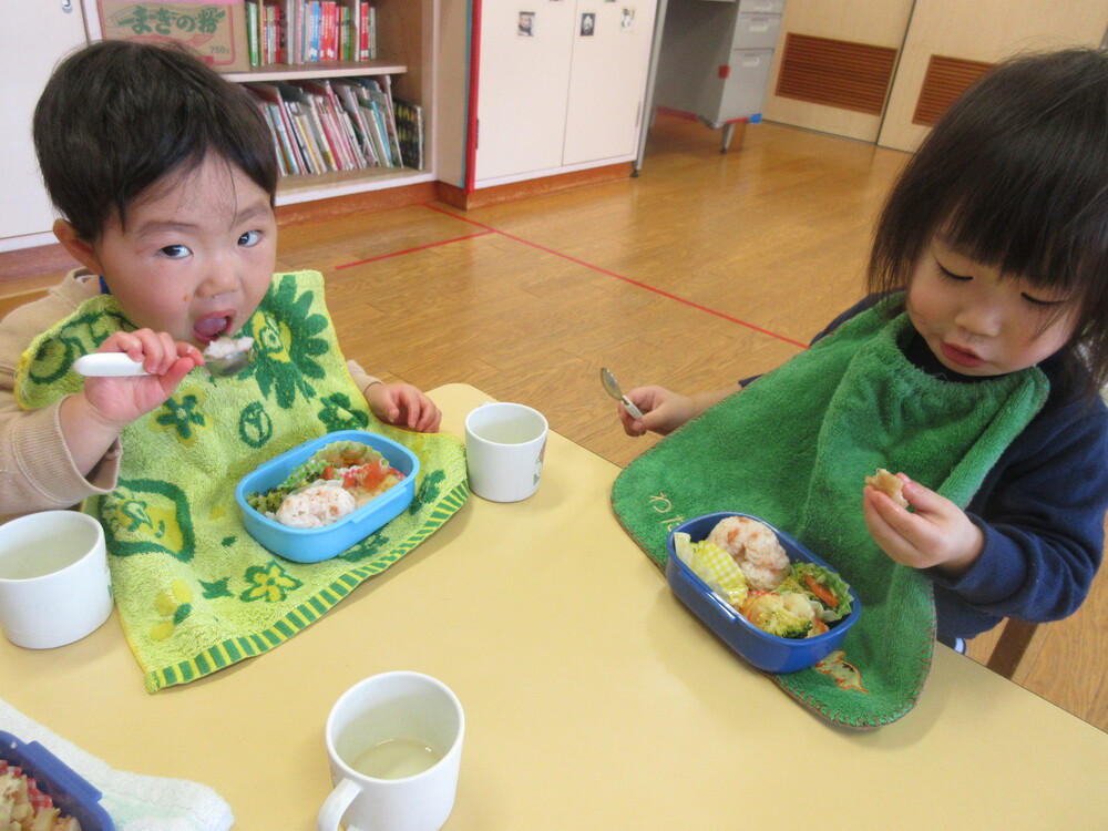 お弁当ごっこの様子 (3)