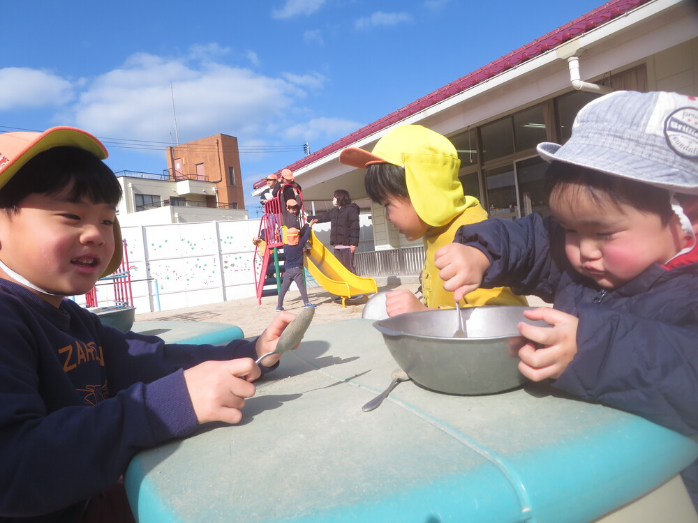 園庭遊びの様子 (2)